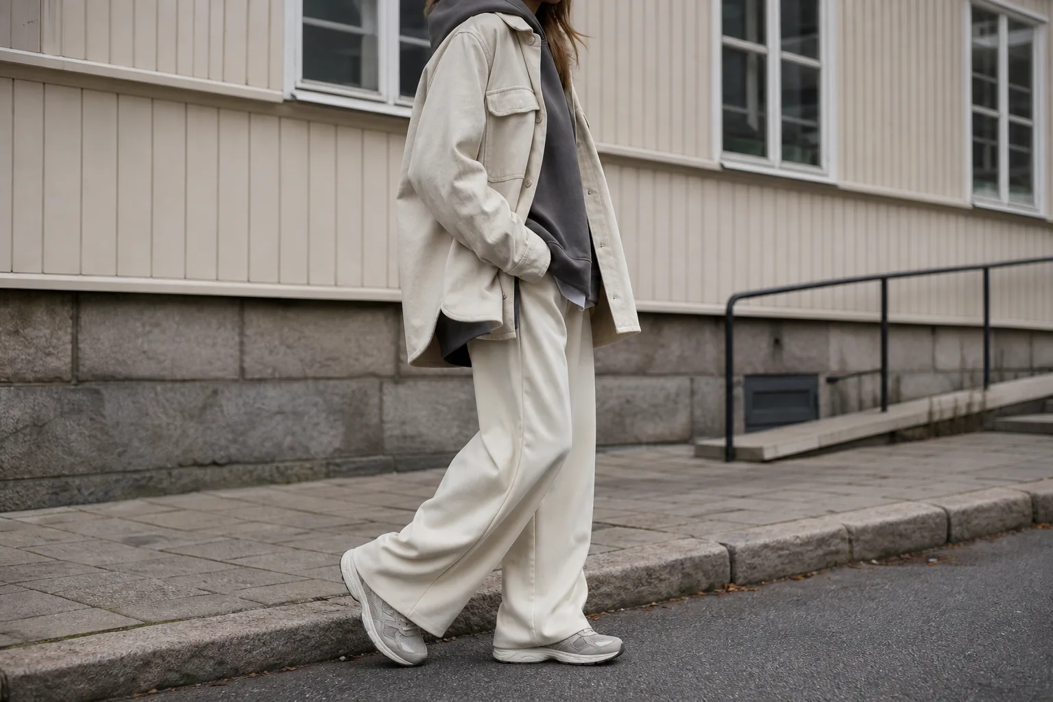 Streetwear för dam provas i lager för att bedöma proportioner och passform